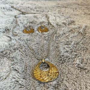 Vintage Gold Tone Accent Necklace